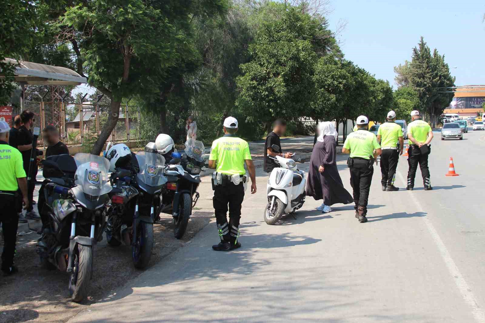 Adana'da Kask Takmayan Motosiklet Sürücüsüne Ceza Kesildi