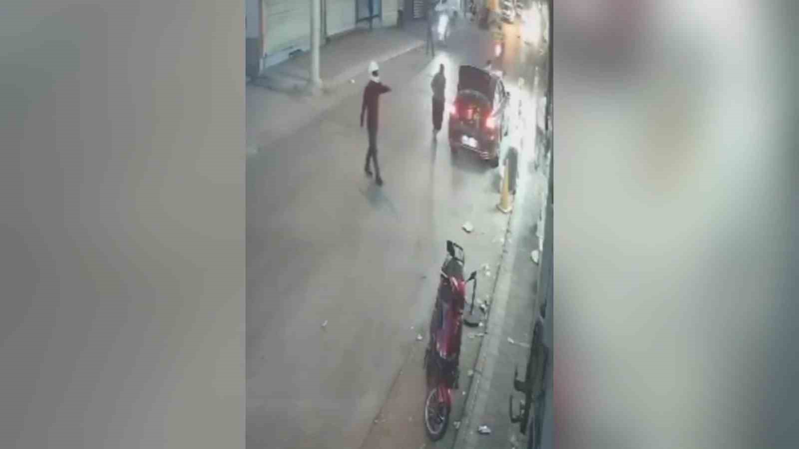 Adana'da Kasklı Saldırgan İş Yerini Kurşunladı, 1 Yaralı
