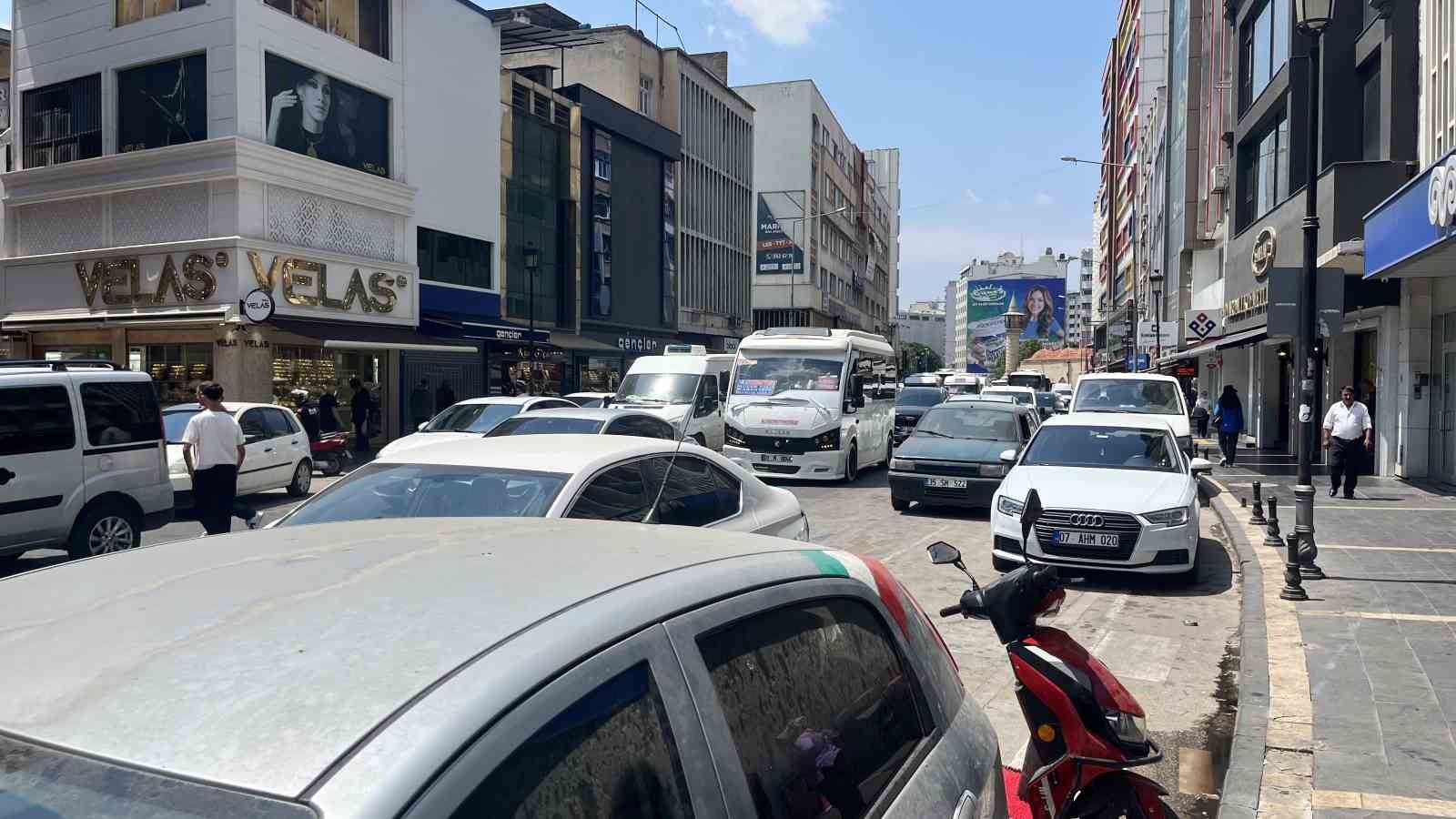 Adana'nın Caddelerinde Park Sorunu Büyüyor
