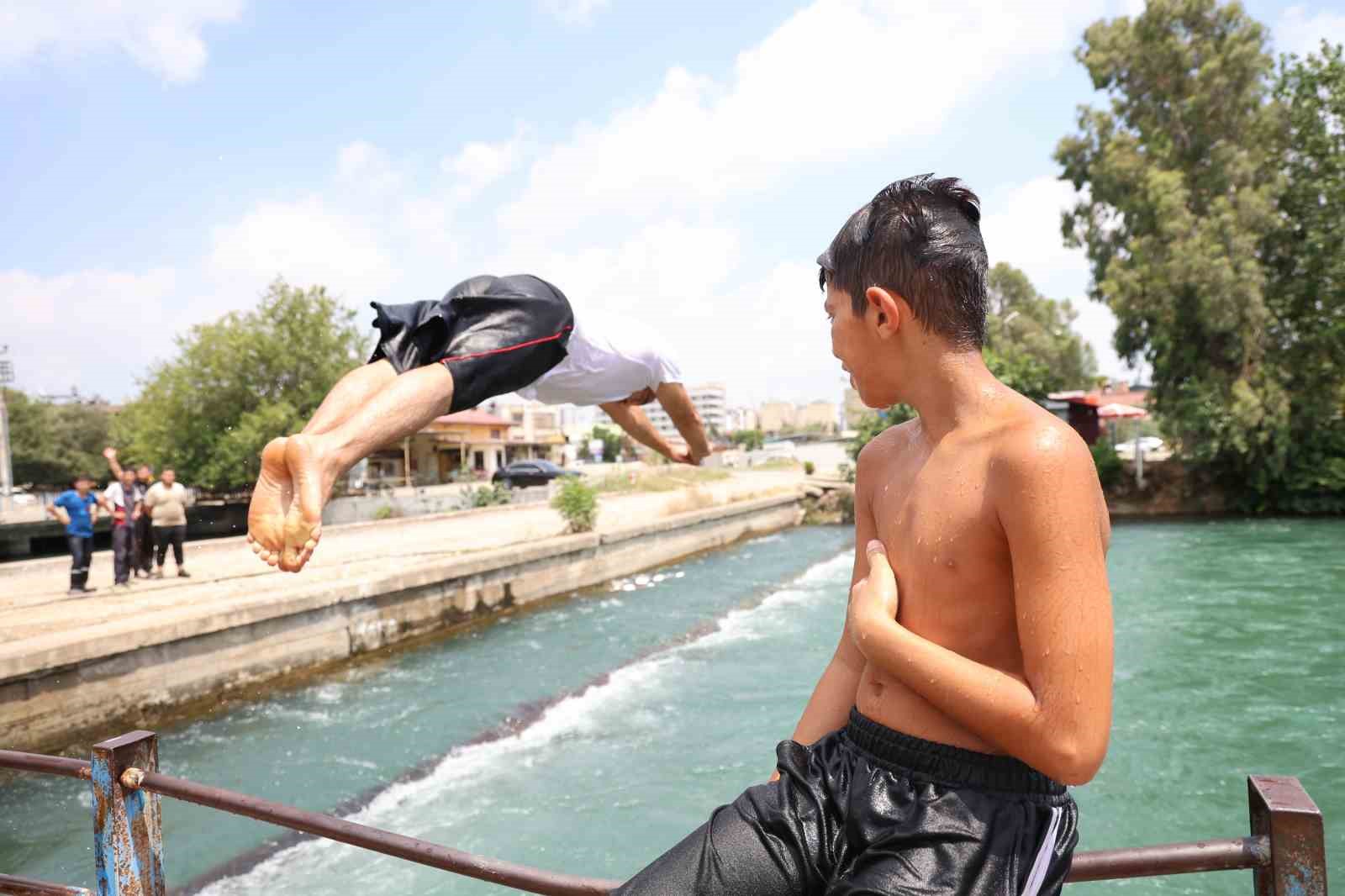Adana'da Gençlerin Sıcak Havada Tepkisi: Sulama Kanallarında Yüzme Eğitimi