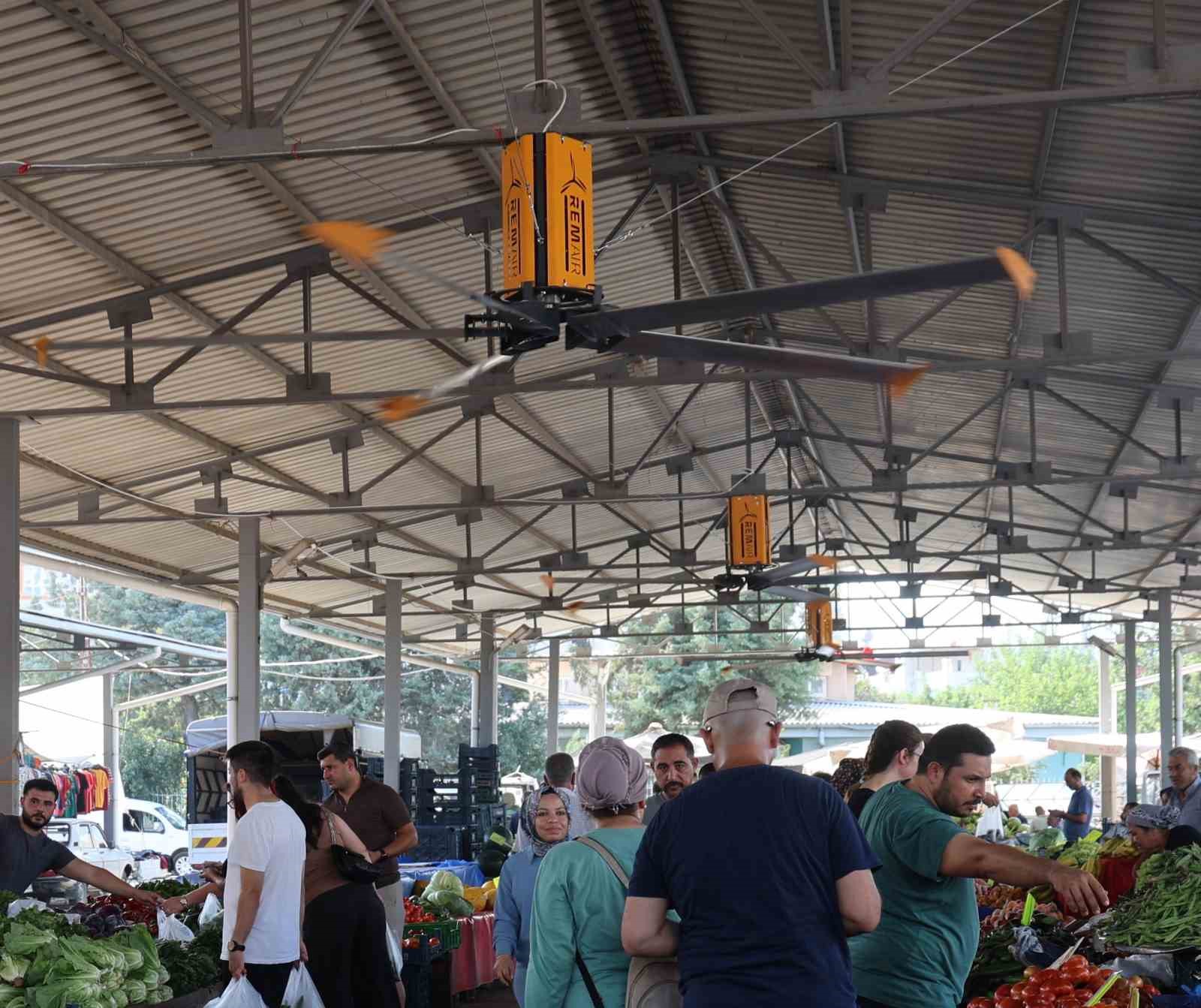 Adana'da Sıcak Havadan Kaçış: Pazara Vantilatörler Kuruldu