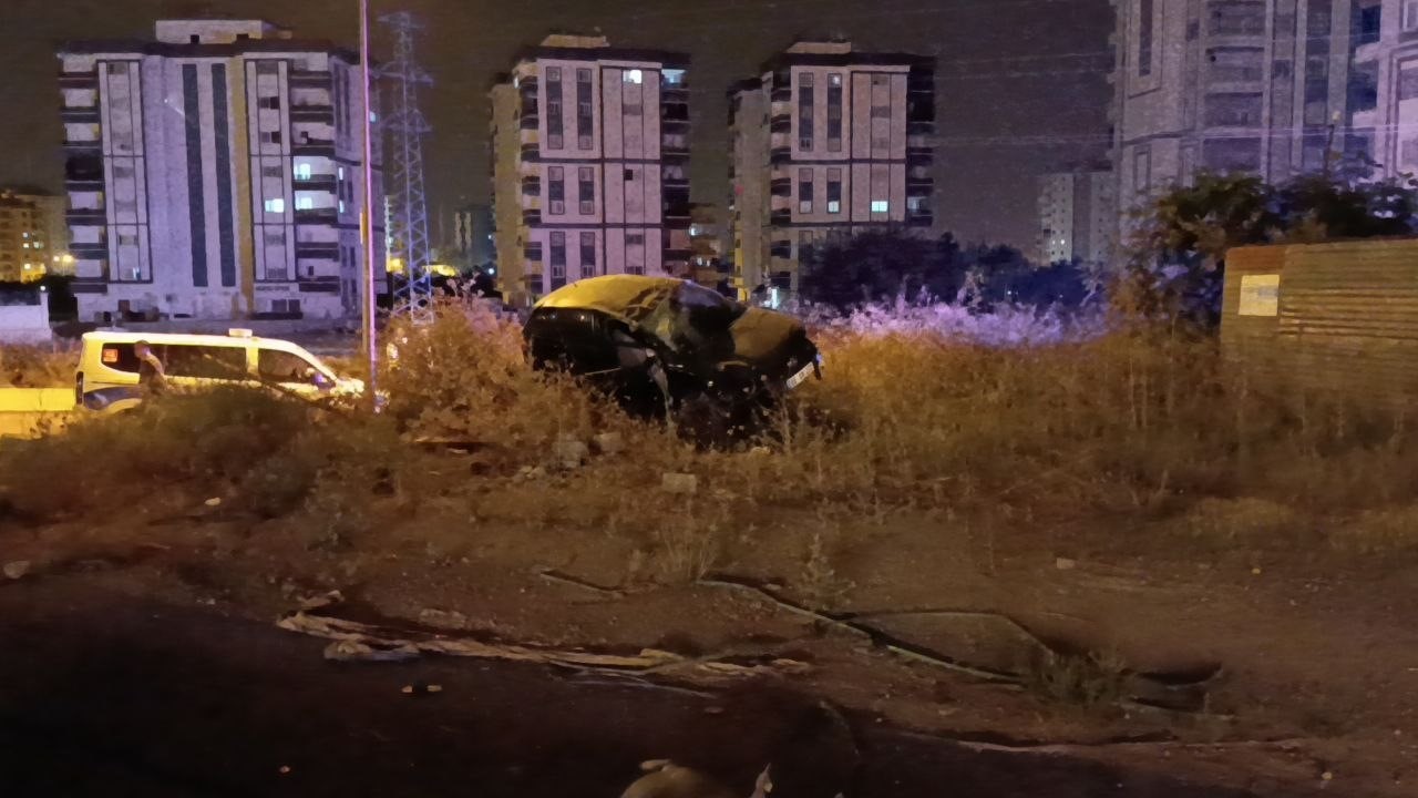 Adana'da Takla Atan Araçta İki Kişi Yaralandı