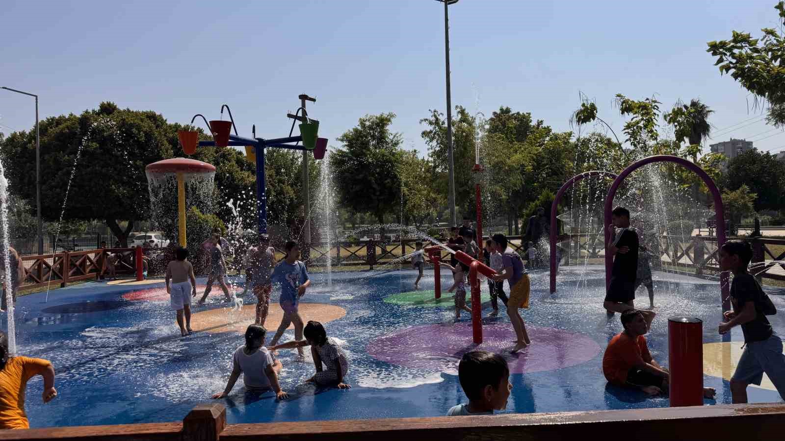 Adana'nın Kavurucu Sıcaklarında Çocuklar Su Oyun Parklarına Akın Ediyor