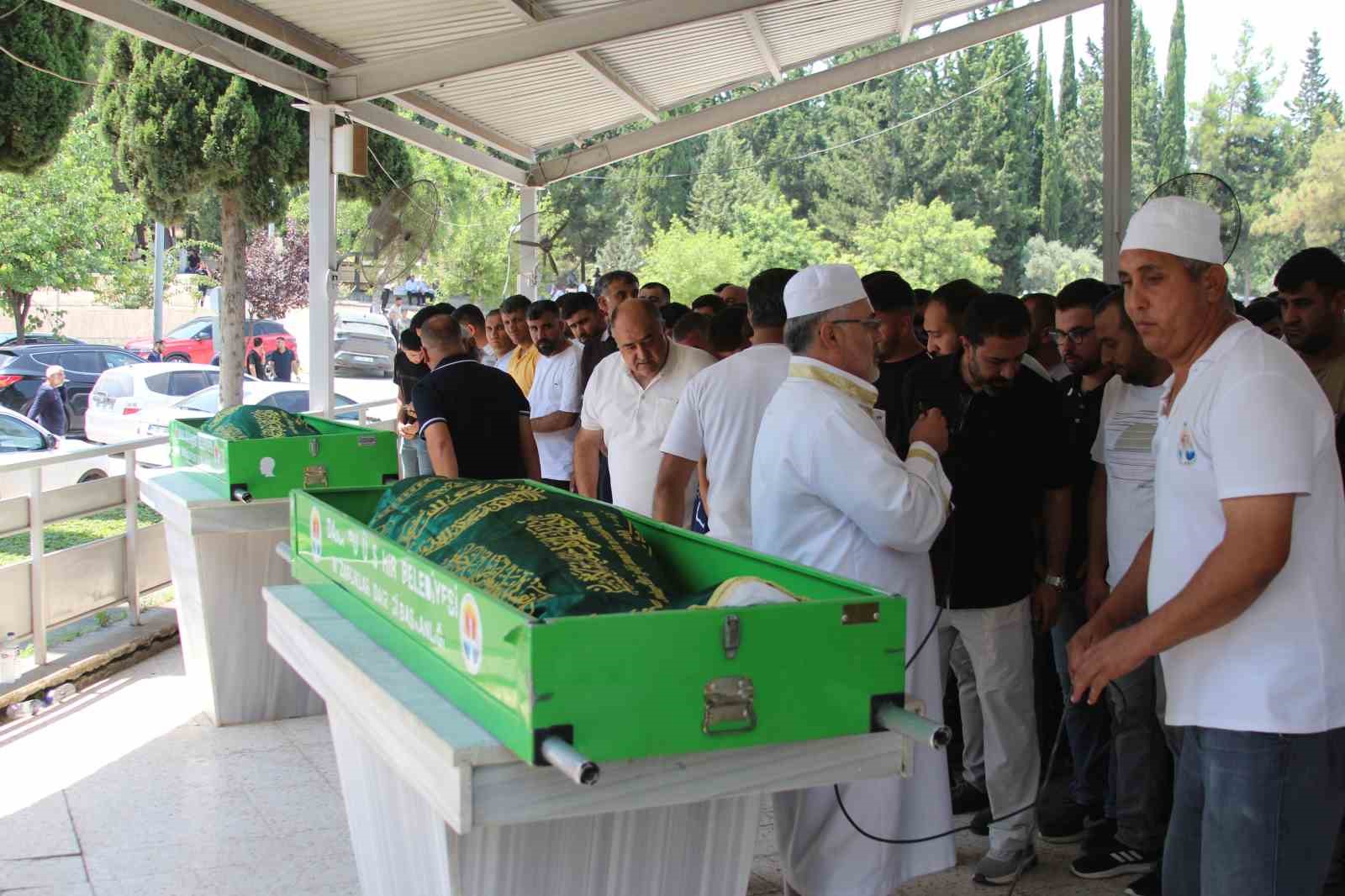 Adana'da Acı Kaza: Anne ve Oğul Yan Yana Toprağa Verildi