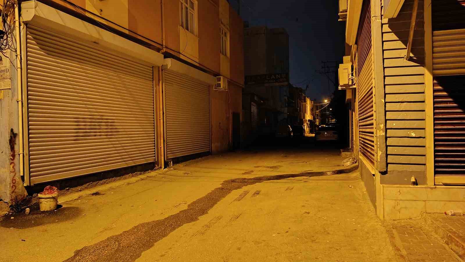Adana'da Sokak Ortasında Silahlı Saldırı: Genç Kadın Hayatını Kaybetti