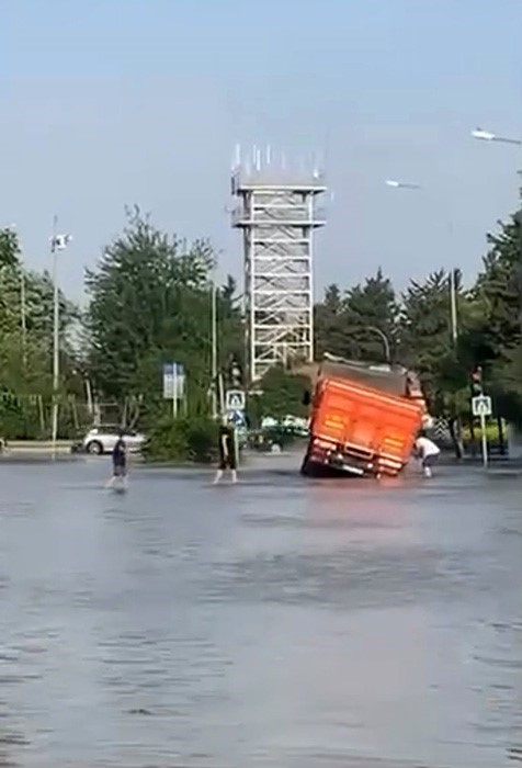 Adana'da Patlayan Su Borusu, Caddeyi Göl Gibi Etti