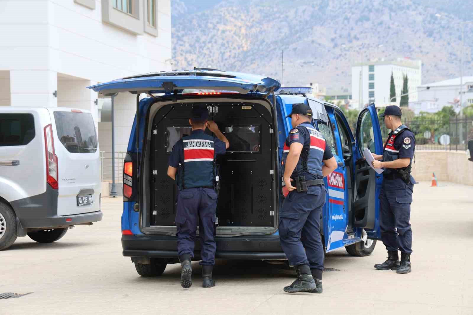 Kozan'da Jandarma Operasyonu: İki Firari Yakalandı