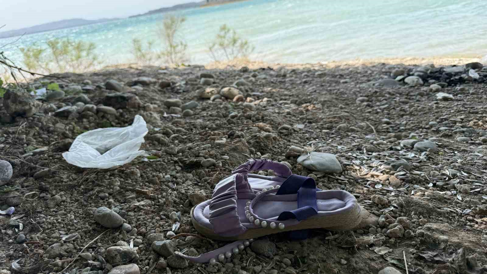 Piknikte Kayıp: Çocuğunun Terliğini Almak İçin Suya Girdi, Hayatını Kaybetti