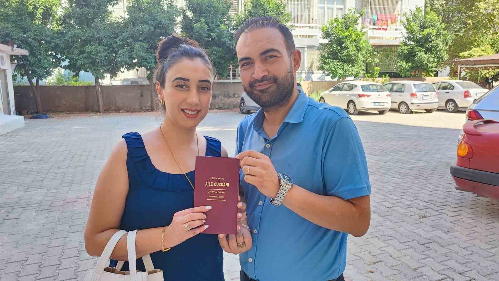 Adana'da Öğretmen Çiftin Sıradışı Düğünü: Dolmuşla Gelin Arabasına Yolculuk