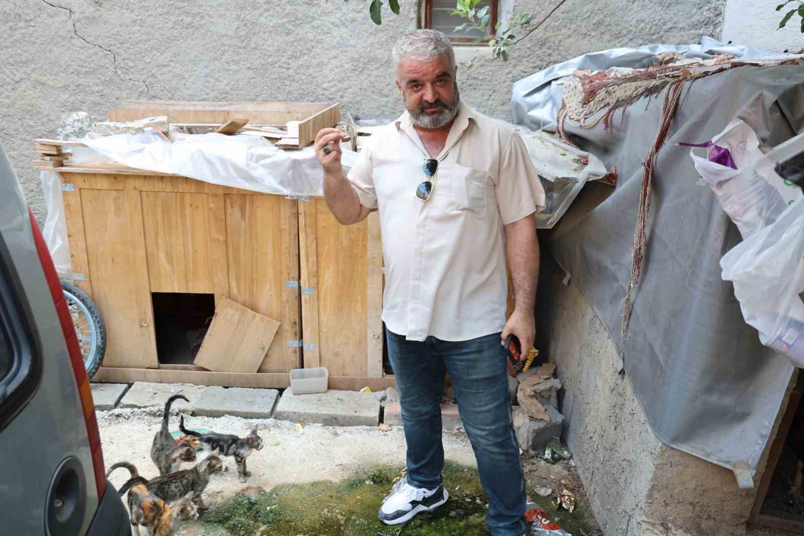 Adana'da Kedi Mamalarını Çalan Hırsız, Vatandaşları Çileden Çıkardı