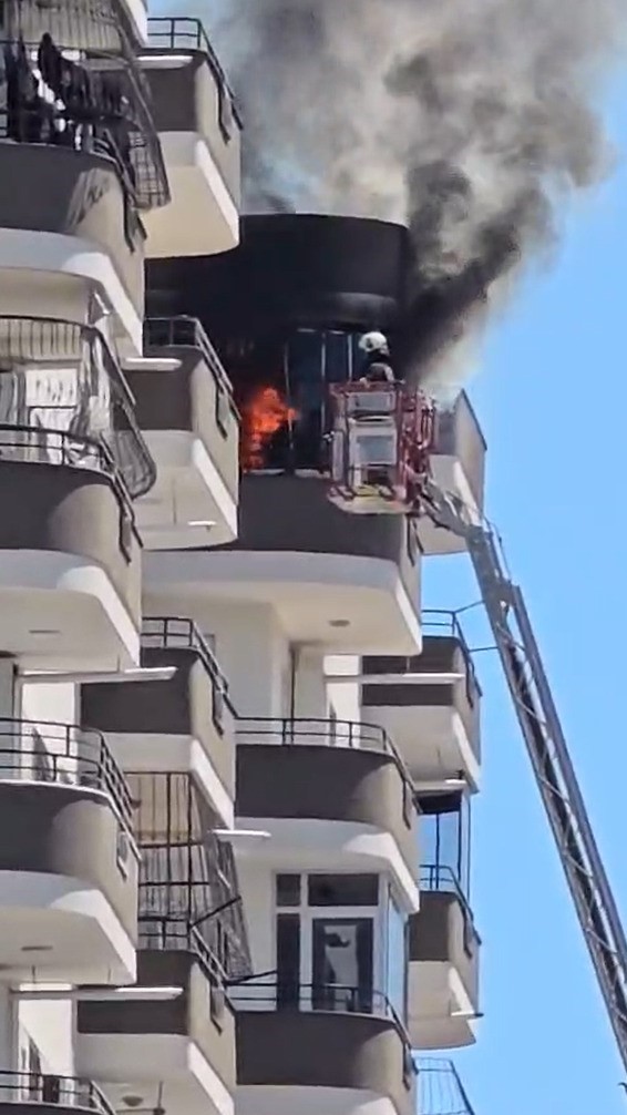 Adana'da Yangın Paniği: 12. Kattan Yükselen Alevler Kontrol Altına Alındı