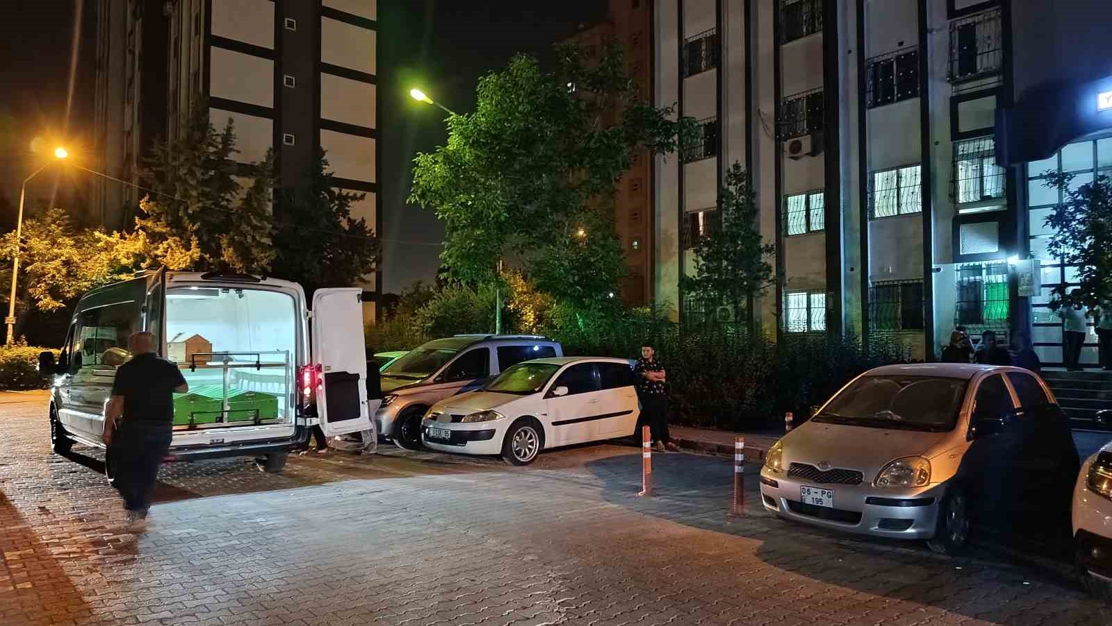 Adana'da Korkunç Cinayet: Kızıyla Eve Girdi, Eşini Vurdu