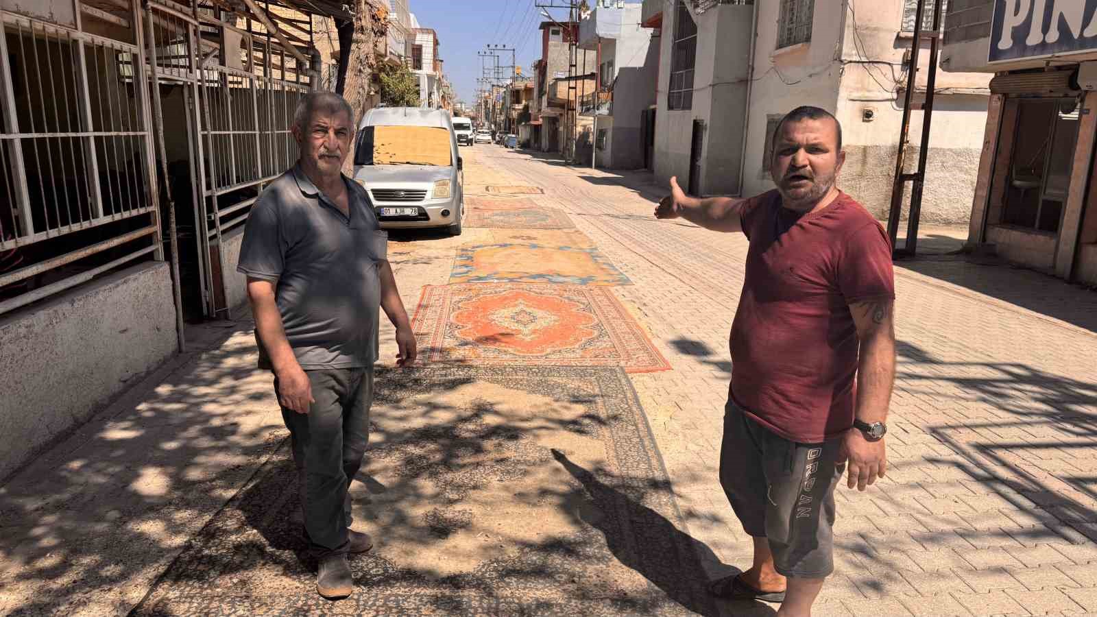 Adana'nın Narlıca Mahallesi'nde Toz Sorununa Halı ile Çözüm Arayışı