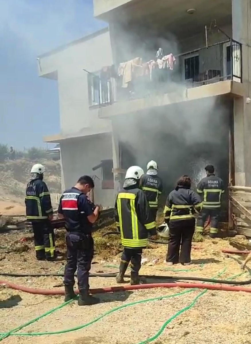 Kozan'da Saman Balyaları Yangında Kül Oldu