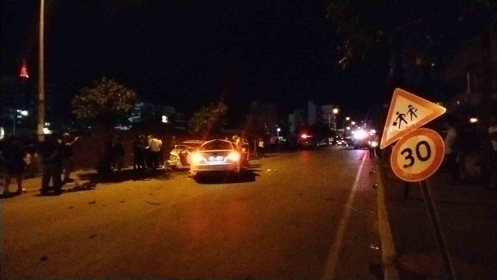 Adana'da Zincirleme Kaza: 7 Yaralı, 3 Araç Hurdaya Döndü
