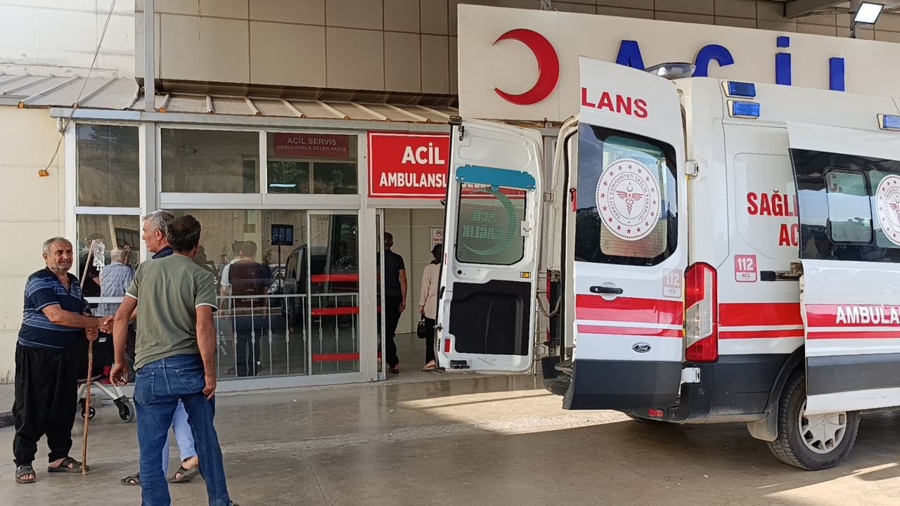 Kozan'da Devrilen Traktör Muhtarı Ağır Yaraladı