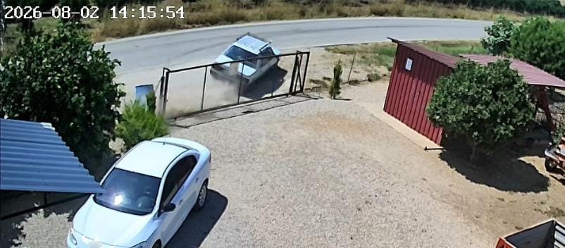 Adana'da Kontrolden Çıkan Araç Takla Attı: 2 Yaralı, 3 Çocuk Sağ Salim