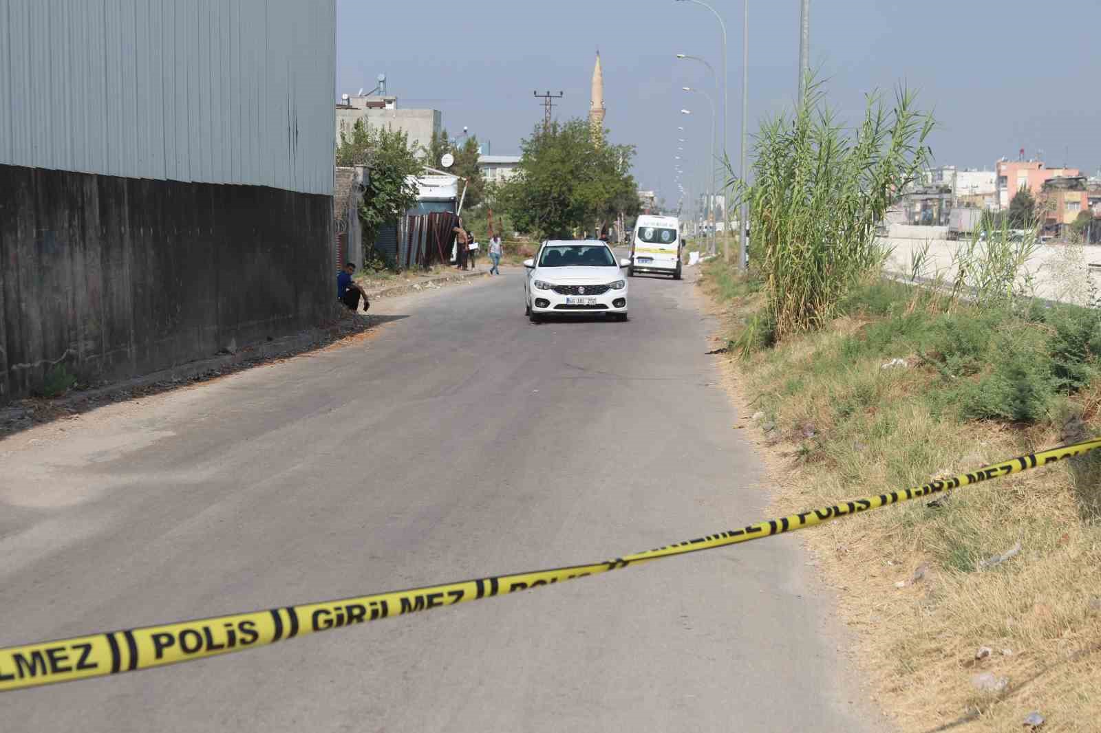 Adana'da Motosikletli Saldırganlar Seyir Halindeki Araca Ateş Açtı: 1 Yaralı