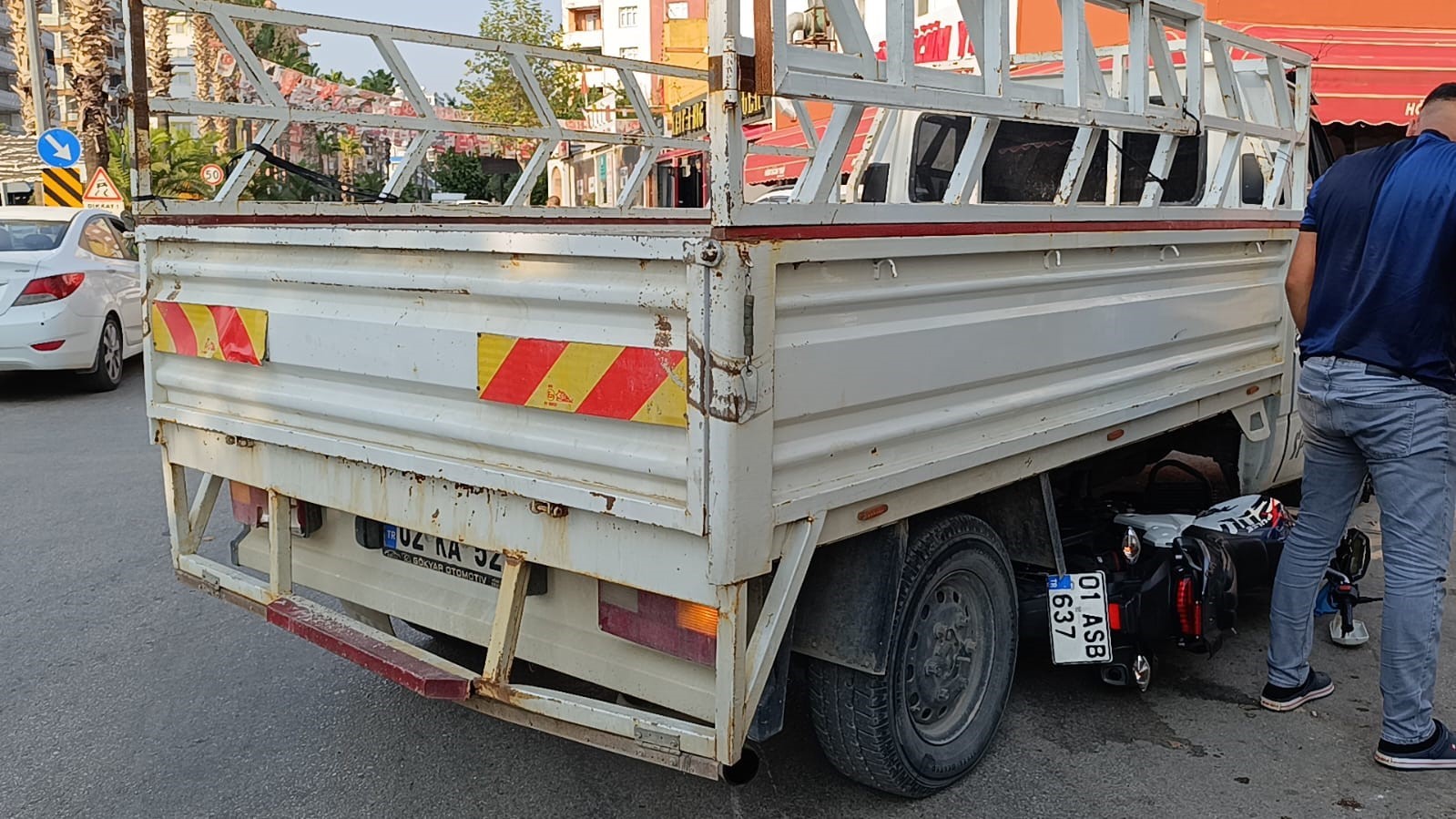 Adana'da Pikap ile Motosiklet Çarpıştı: Sürücü Yaralı