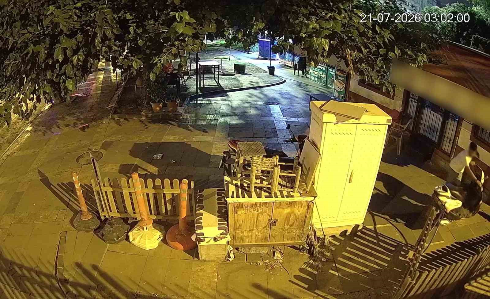Parkta motosiklet çalan şüpheli, güvenlik kamerasına yakalandı