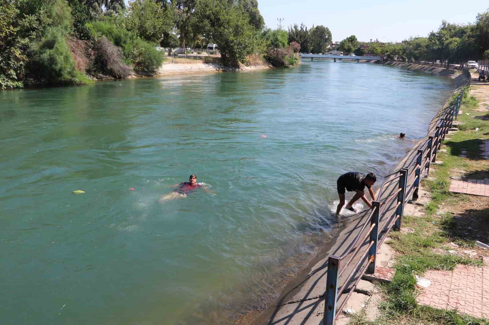 Adana'nın Kavurucu Sıcaklarında Gençler Karpuz Yiyip Kanallarda Yüzüyor