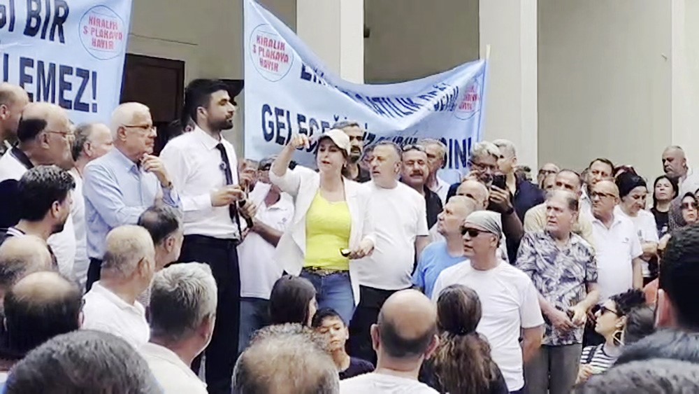 Adana'da Servisçilerden Biber Gazlı Protesto