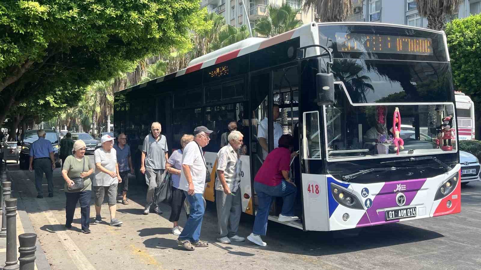 Adana'da Sıcaklarla Boğuşan Yolcular, Klimalara Tepkili