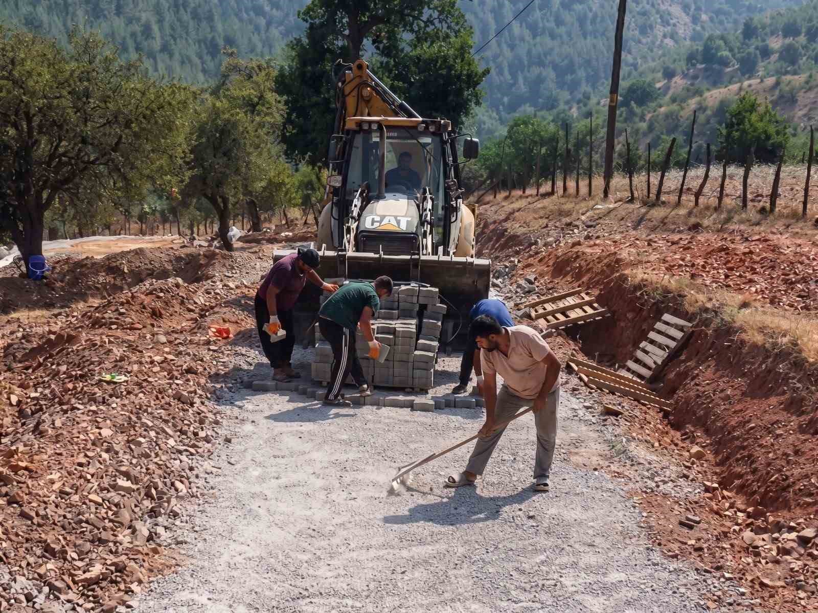 Kozan'da Yol Sorunlarına Kökten Çözüm: 11 Mahallede Asfalt Seferberliği
