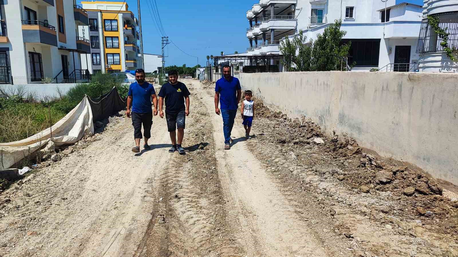 Adana'da Vatandaşlar, Kanalizasyon Hattını Kendileri Döşedi