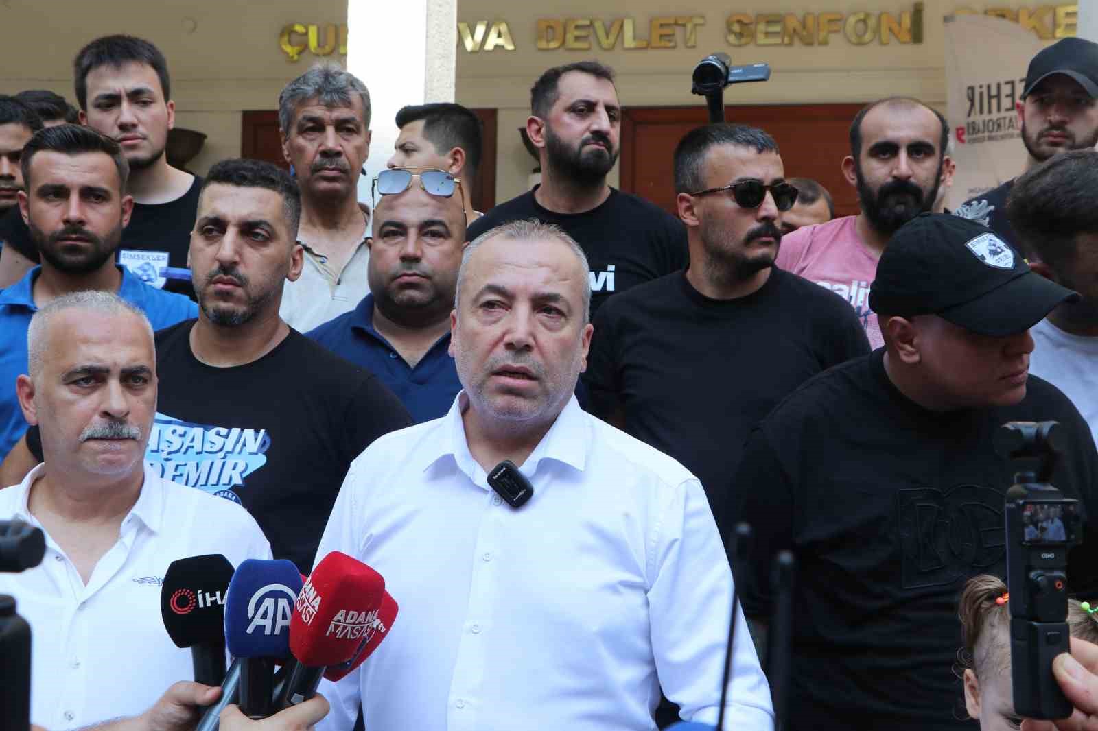 Adana Demirspor Taraftarları Belediye Binasına Girmek İçin Bariyerleri Aştı