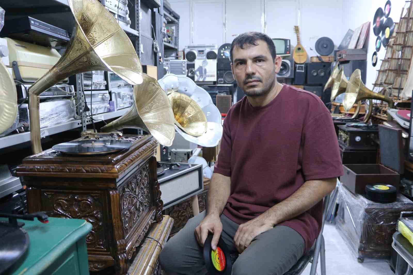 Adana'da Gramofon Ustası, Tarihin Sesini Geleceğe Taşıyor