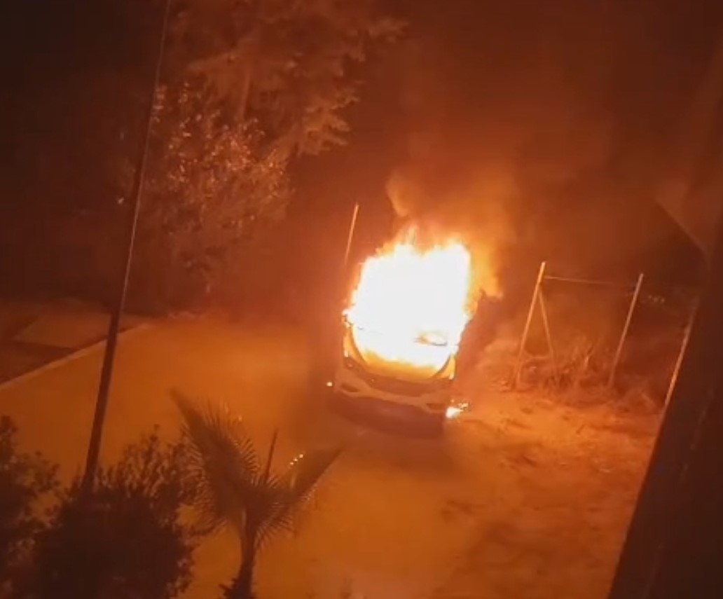 Boşanma Sürecinde İfrit Olan Mimar, Villasına ve Aracına Ateşle Veda Etti