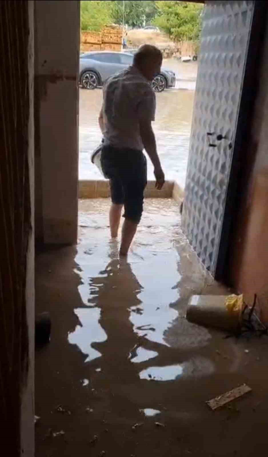 Adana’da Şiddetli Yağış Sokakları Göle Çevirirken