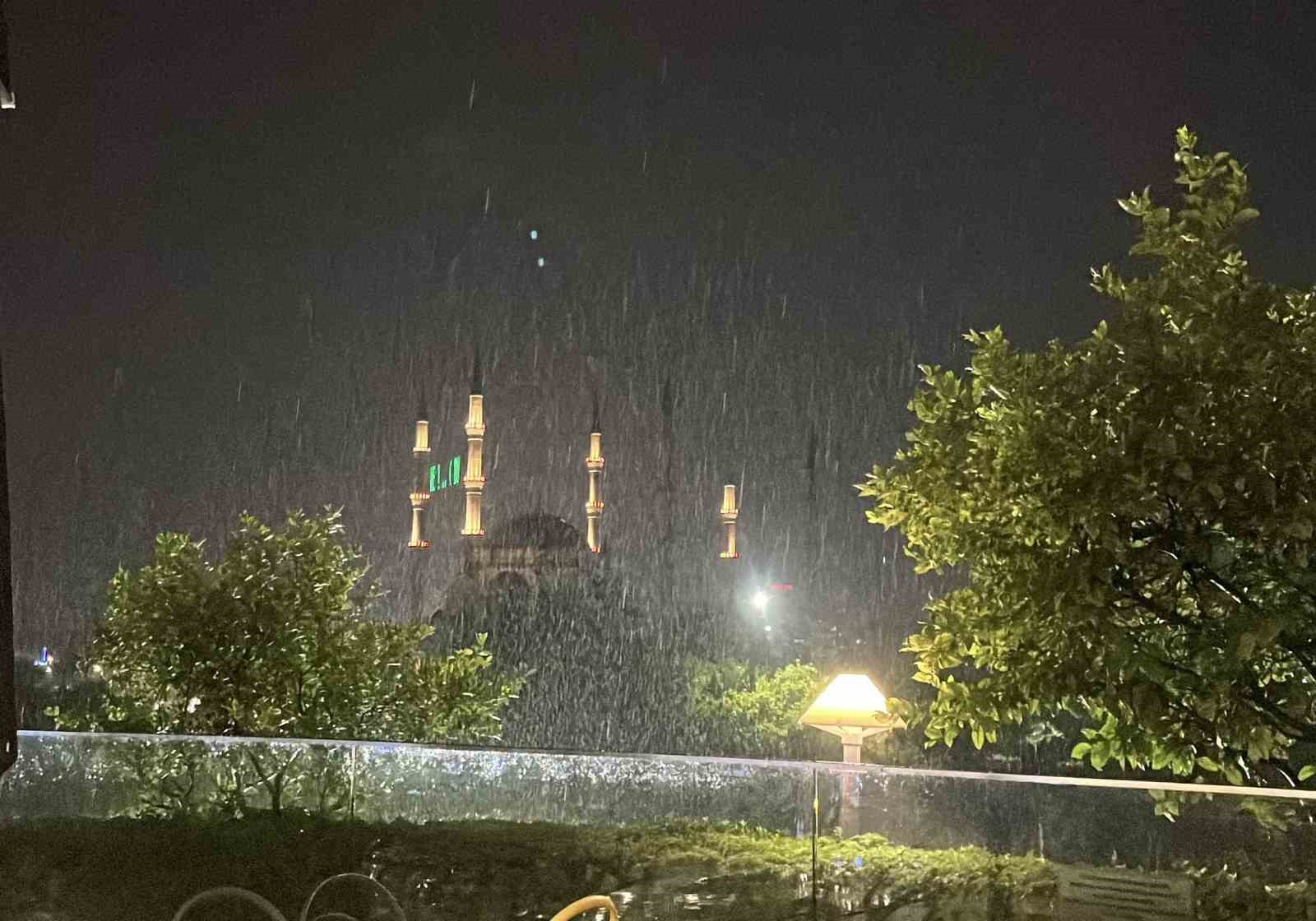 Adana'da Aniden Bastıran Sağanak Yağış Hayatı Etkiledi