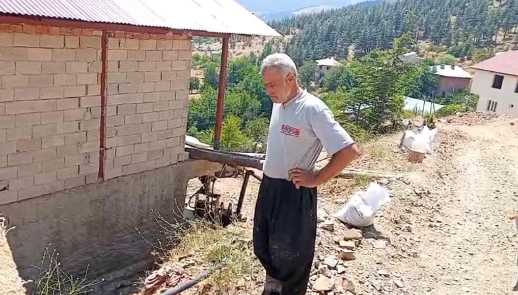 Kozan'da Bel Bitiren Açık Su Borusu Sorunu