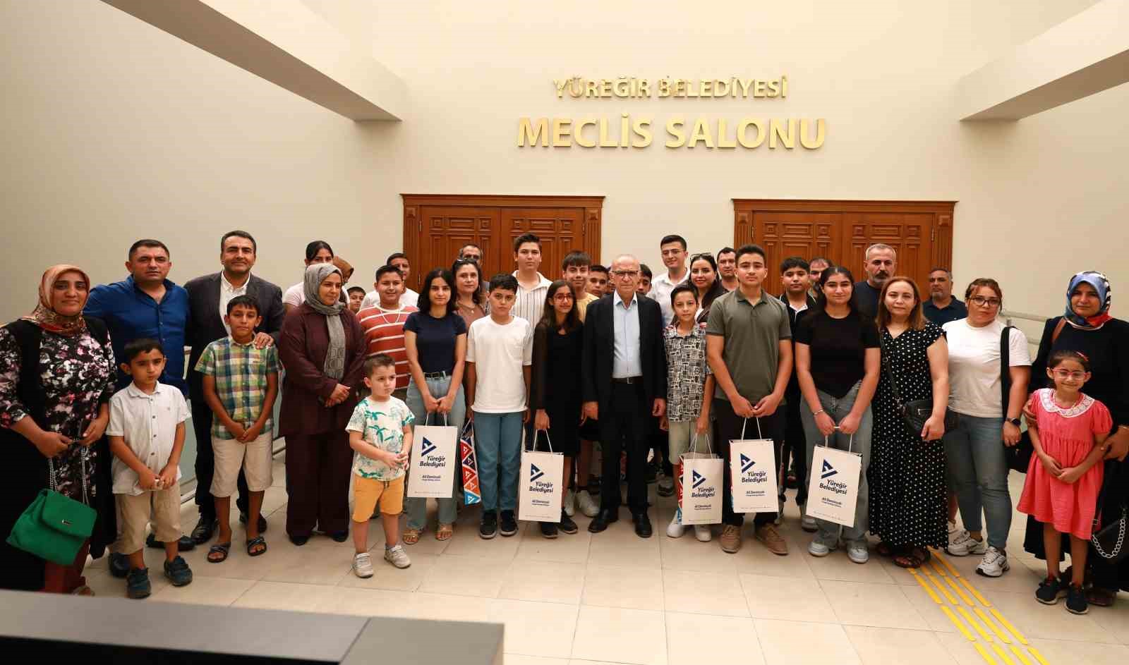 Yüreğir'de Başarılı Öğrencilere Tablet Ödülü Verildi