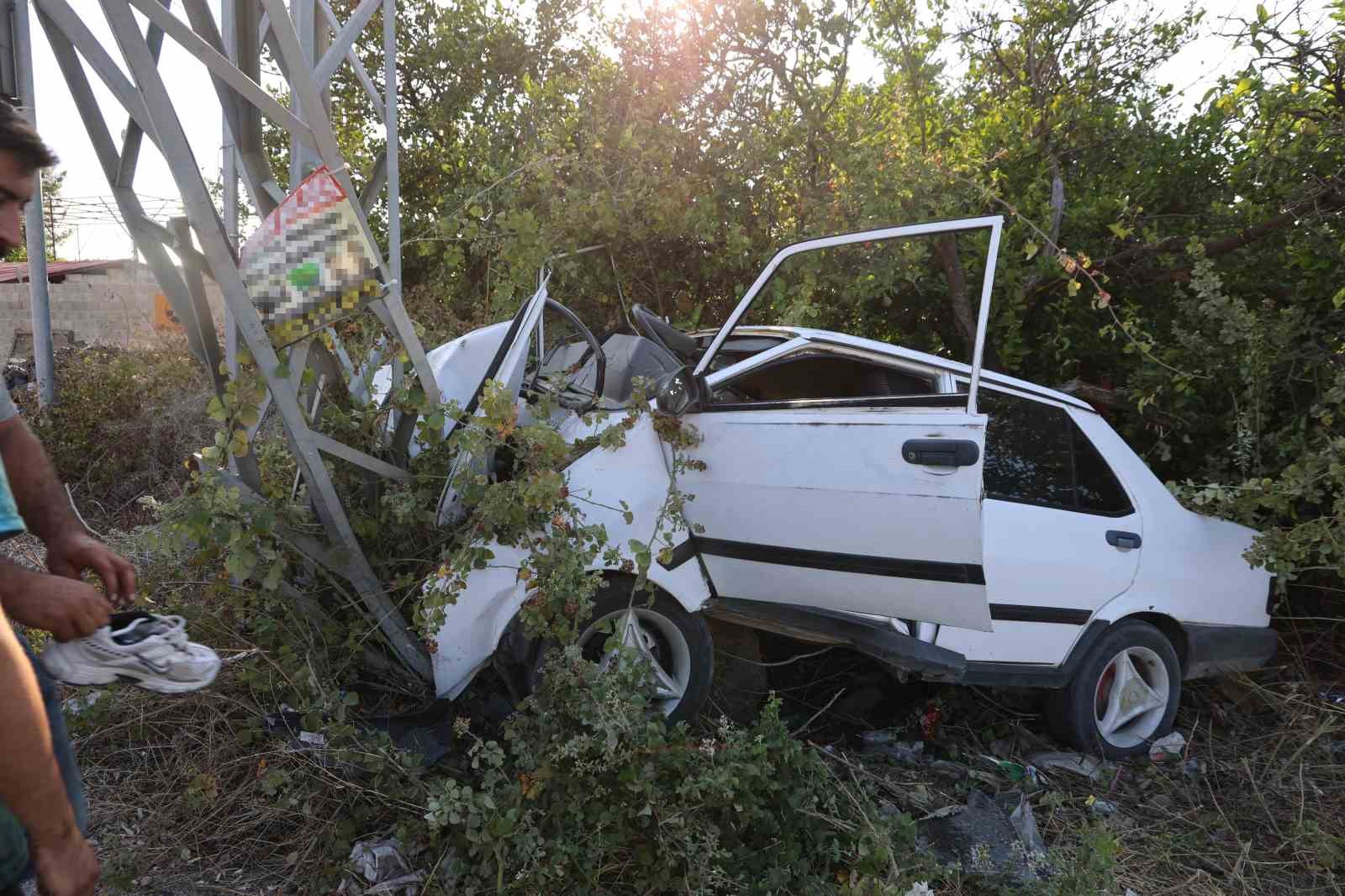 Kozan'da Elektrik Direğine Çarpan Tofaş'ın Sürücüsü Ağır Yaralandı
