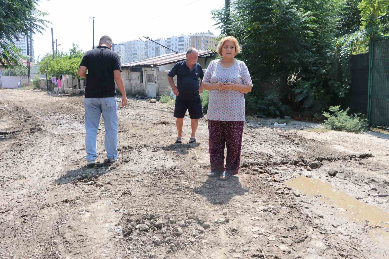 Adana'nın Bozuk Yolları Mahalleliyi Çileden Çıkarıyor