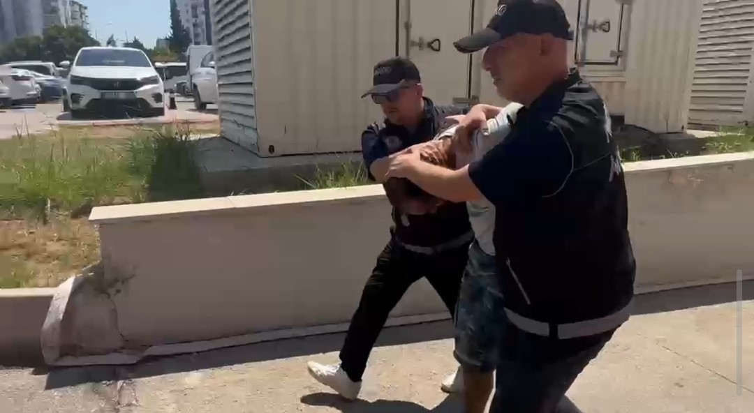 Kırmızı bültenle aranan uyuşturucu ticaretçisi Adana'da yakalandı