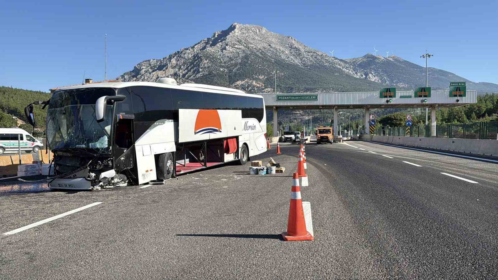 Adana'da yolcu otobüsü kontrolden çıktı: 5 yaralı