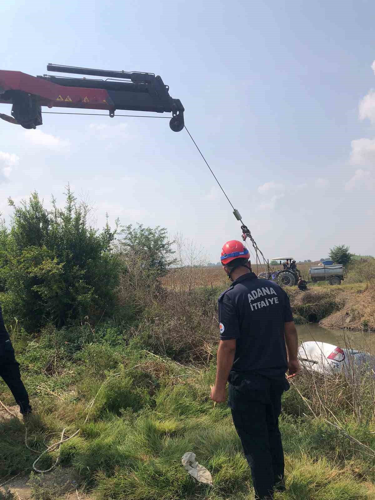 Adana'da Otomobil Dereye Uçtu, Sürücü Yüzerek Kurtuldu