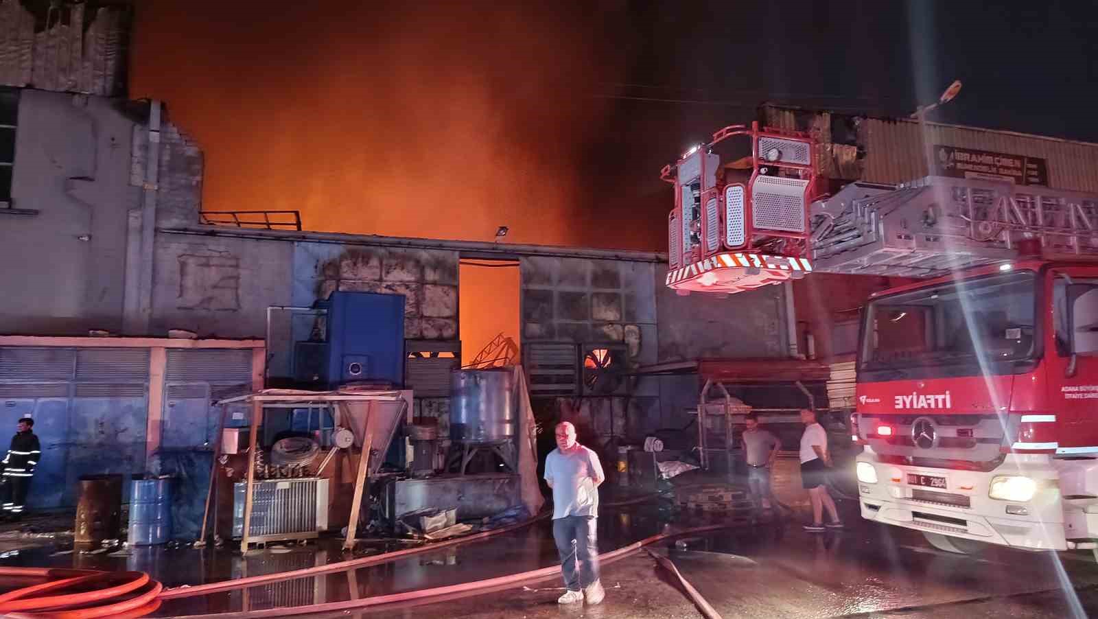 Adana'daki Ayakkabı Tabanı Fabrikası Yangında Kül Oldu