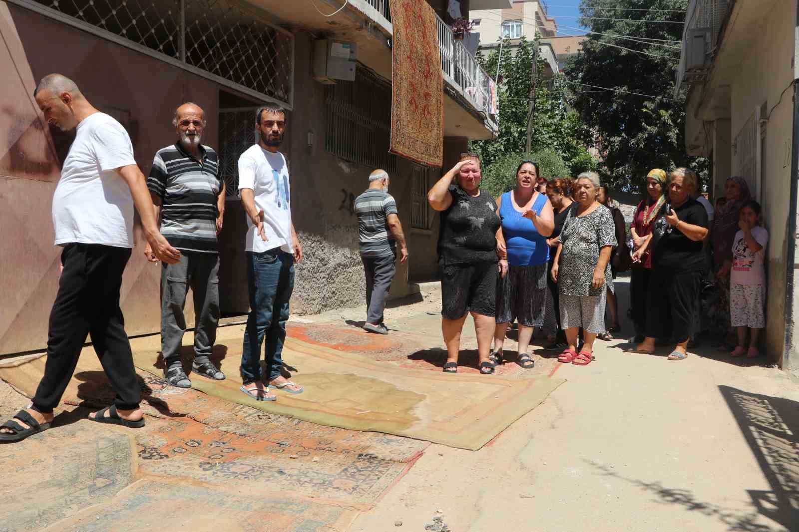 Adana'da Çukurlar Mahalle Sakinlerini İsyana Sürükledi