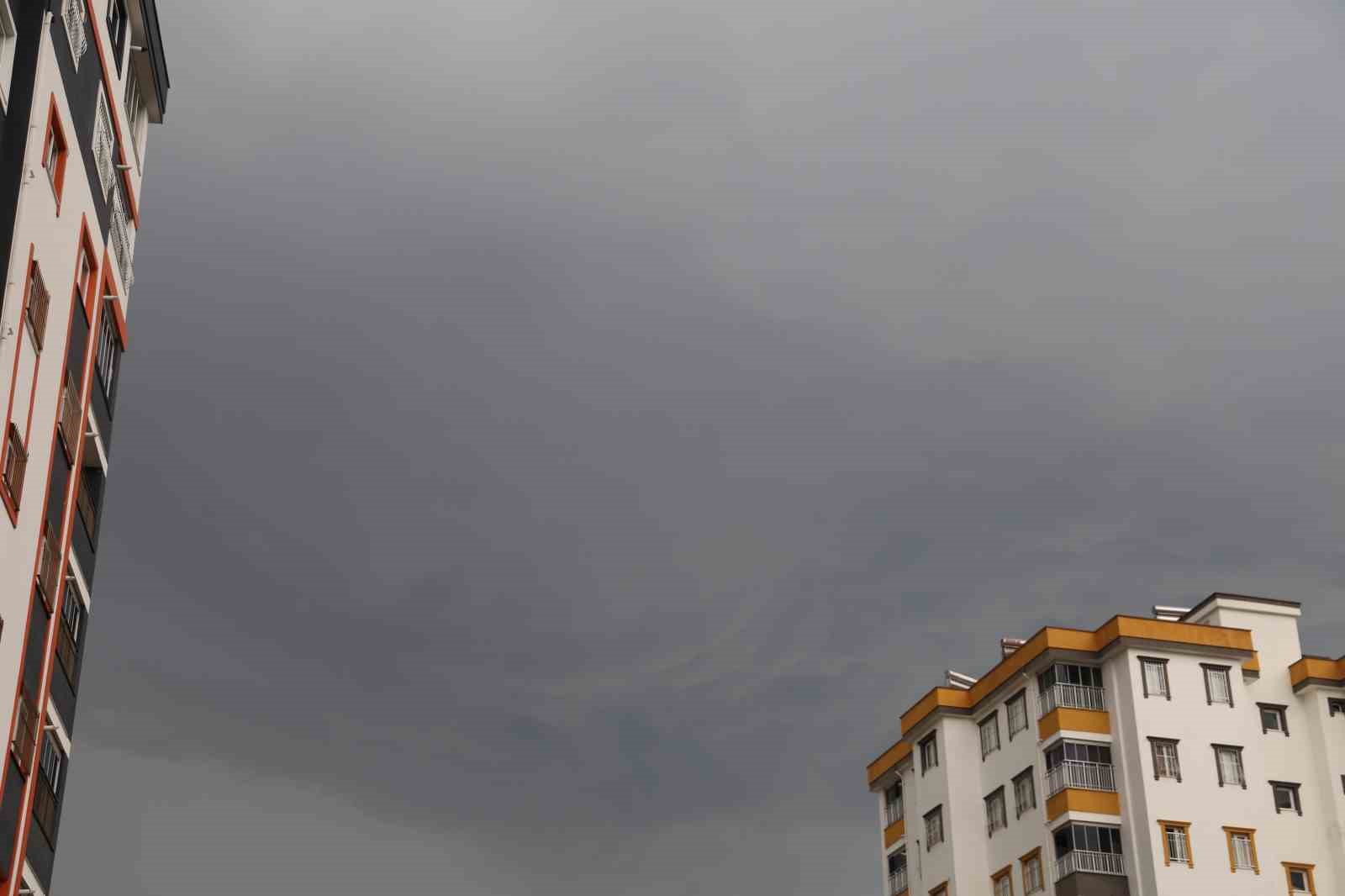 Adana'da Ceviz Büyüklüğünde Dolu Yağdı