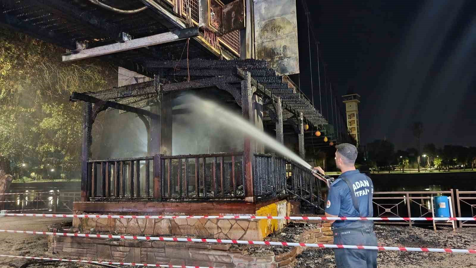Adana'daki yaya köprüsünde korkutan yangın!