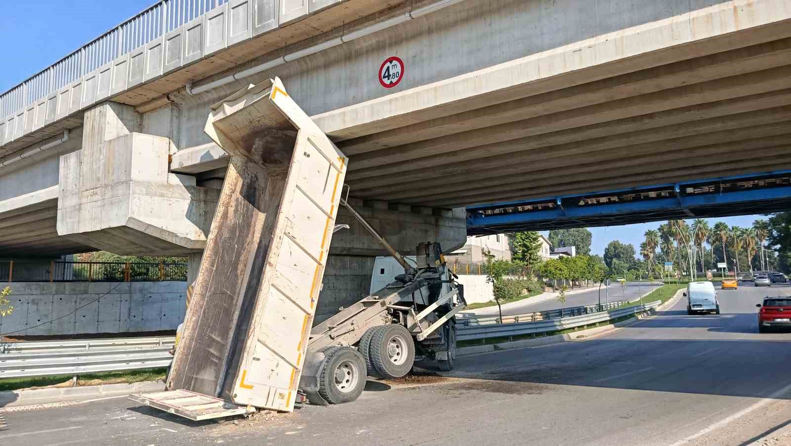 Adana'da Kamyonun Damperi Köprüye Takıldı