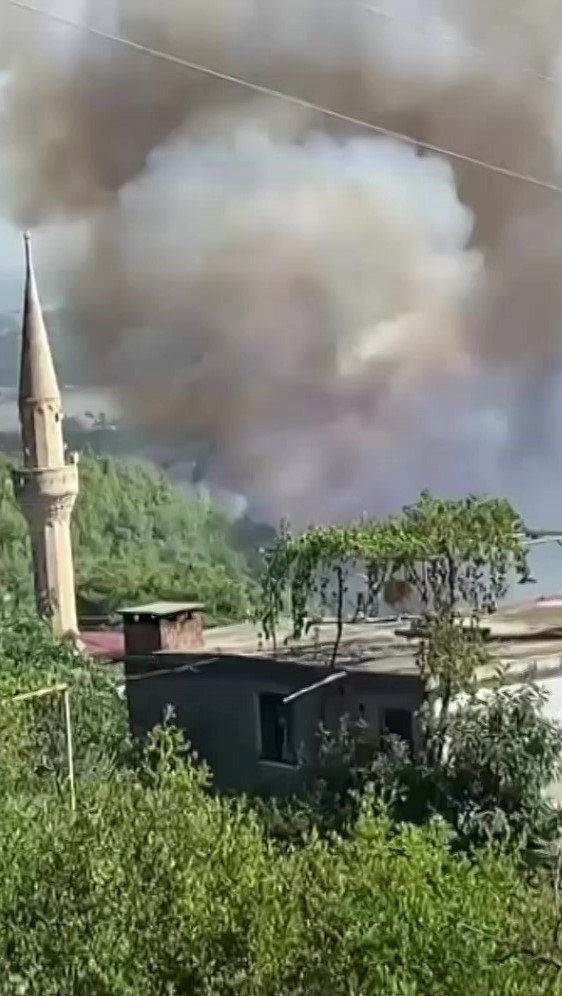 Adana'nın Karaisalı İlçesinde Orman Yangını Kontrol Altına Alınmaya Çalışılıyor