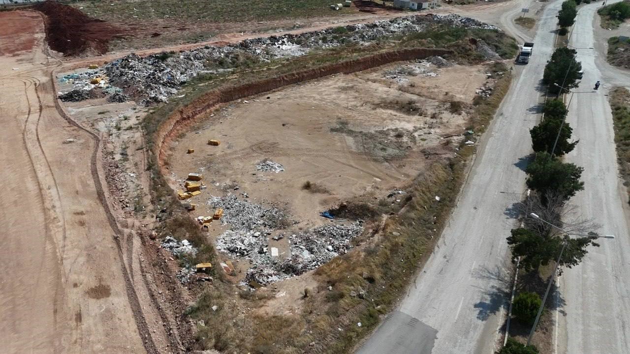 Adana'nın Çöplük Görünümü: Yol Kenarlarında Terkedilmiş Atıklar