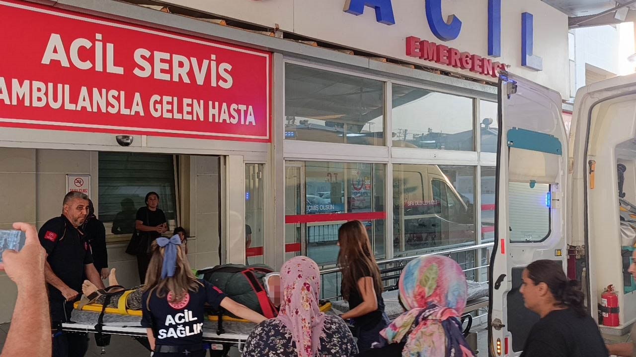 Adana'da Otomobil Takla Attı, 6 Kişi Yaralandı