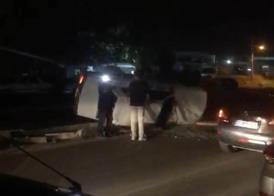 Otomobil refüje çarptı, emniyet kemeri sürücüyü kurtardı